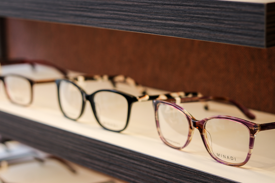 Eine Auswahl an Minadi Brillenmodellen in Hattingen